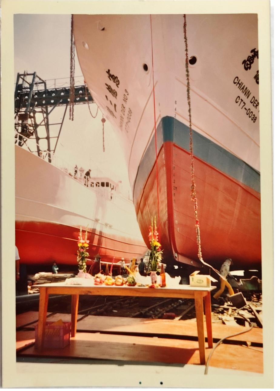 Chian-Der No.3 (left) and sister hull at twin shipyard launch.